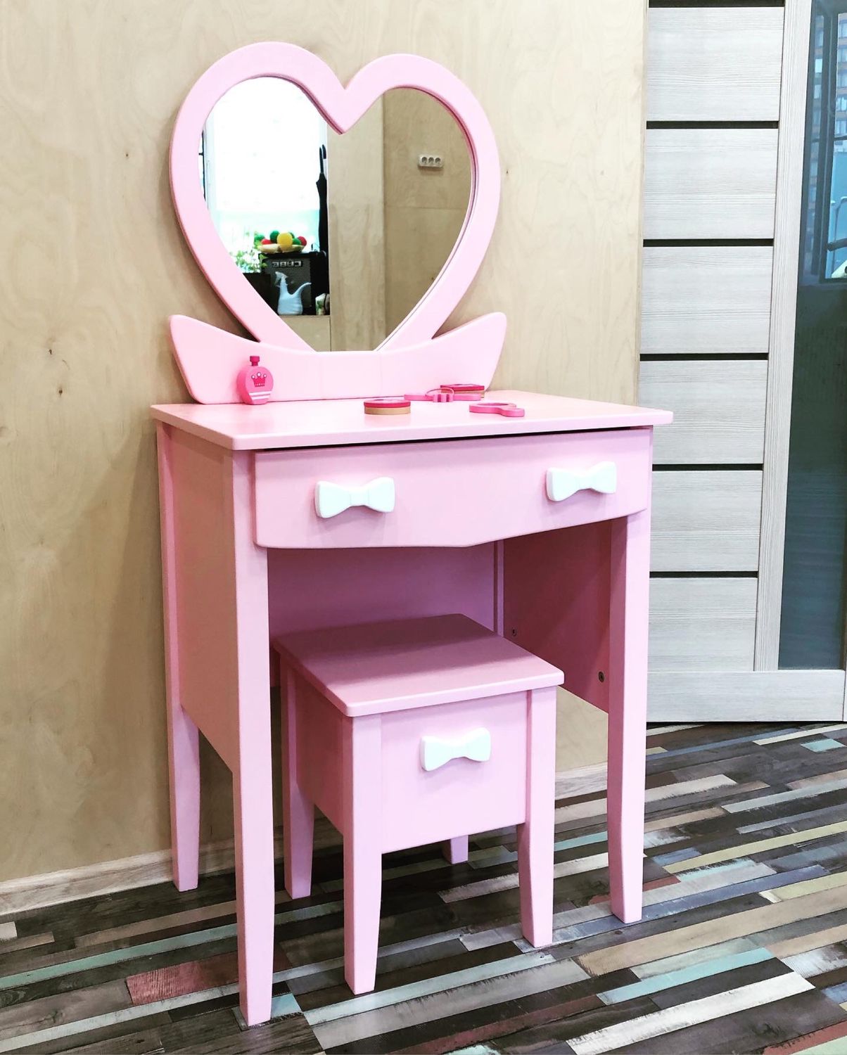 Heart dressing store table